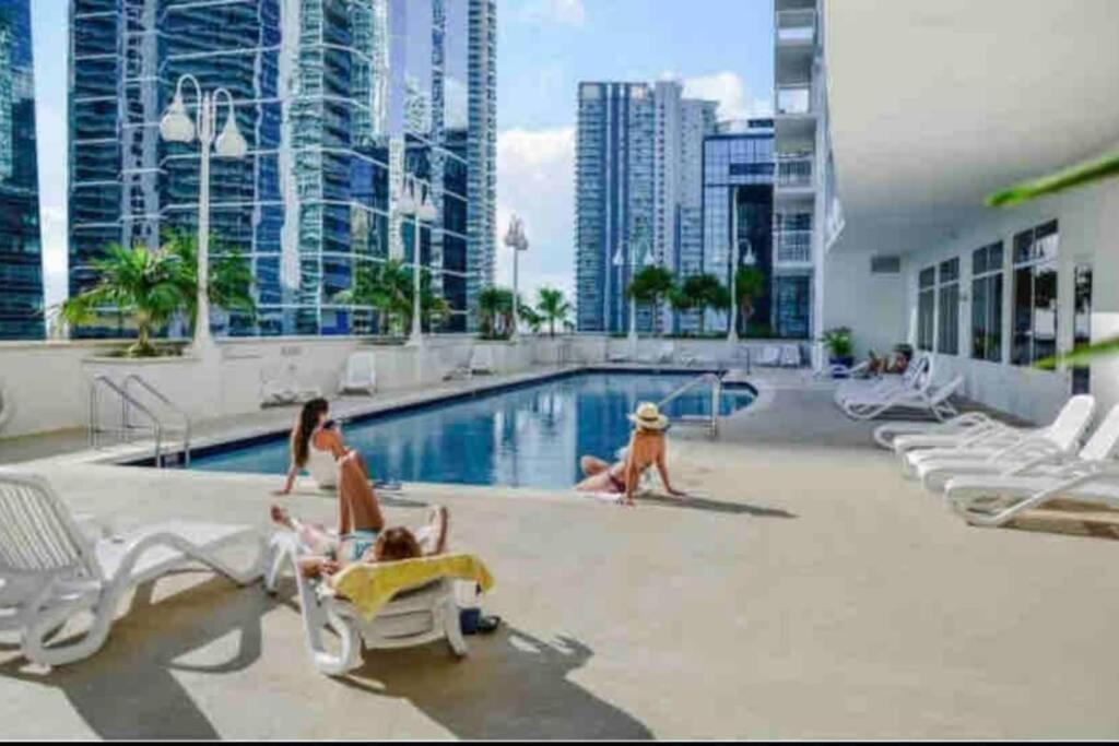 Private Unit Miami With Amenities And Parking Apartment Exterior photo